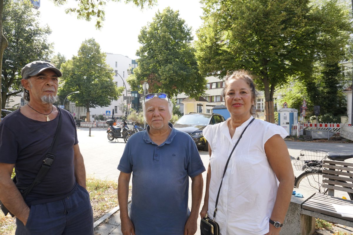 Salvatore Taras, Emiliano Martin Caespo und Andrea Fernández leben seit mehreren Jahren im Grindelhof 87. Jetzt haben sie Angst, ihre Wohnungen zu verlieren. Foto: Julia Haas