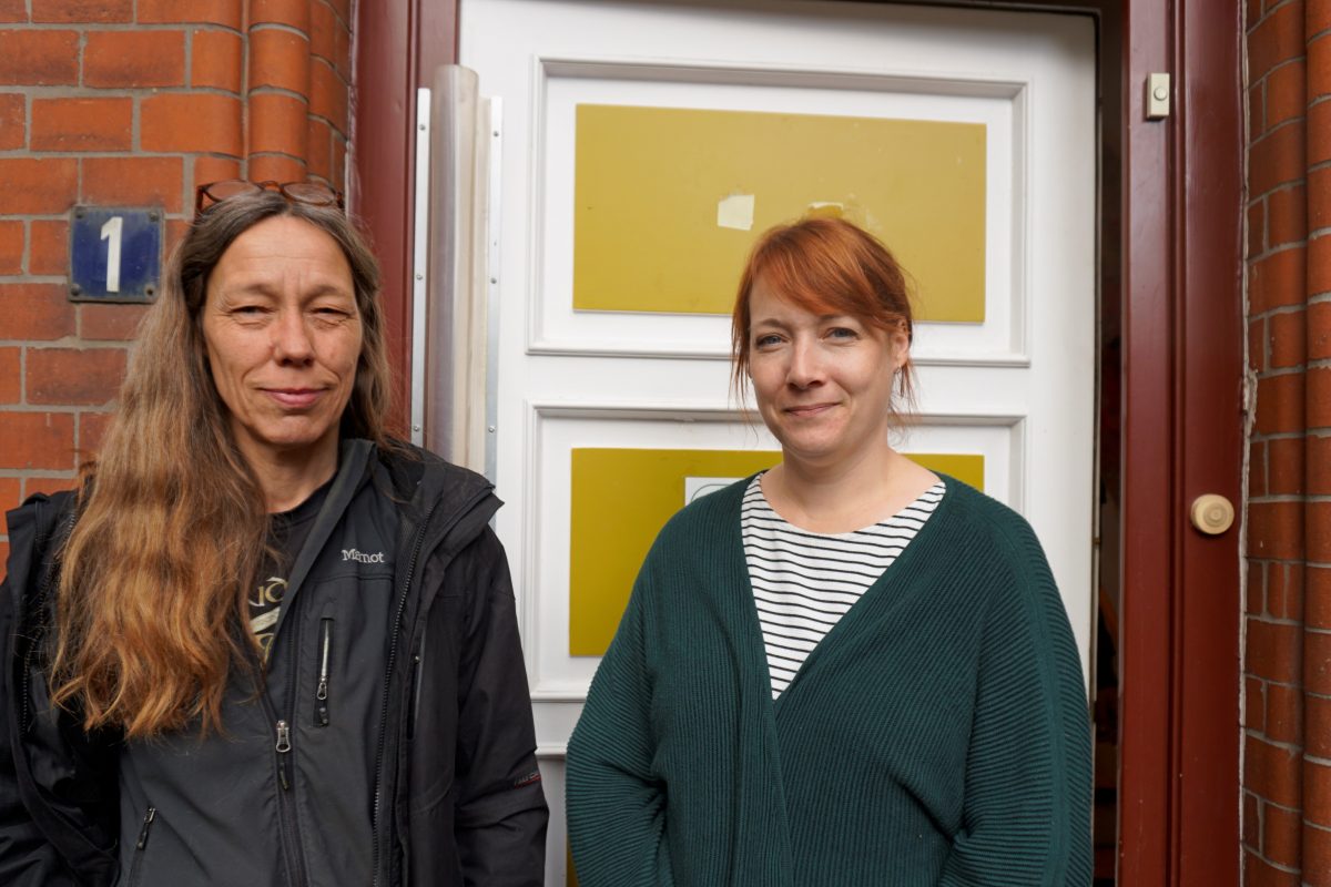 Die Kita-Leiterinnen Sabine Maus und Anke Wortmann sorgen sich um die Zukunft der "Kindervilla Fruchtallee" (v.l.). Foto: Julia Haas