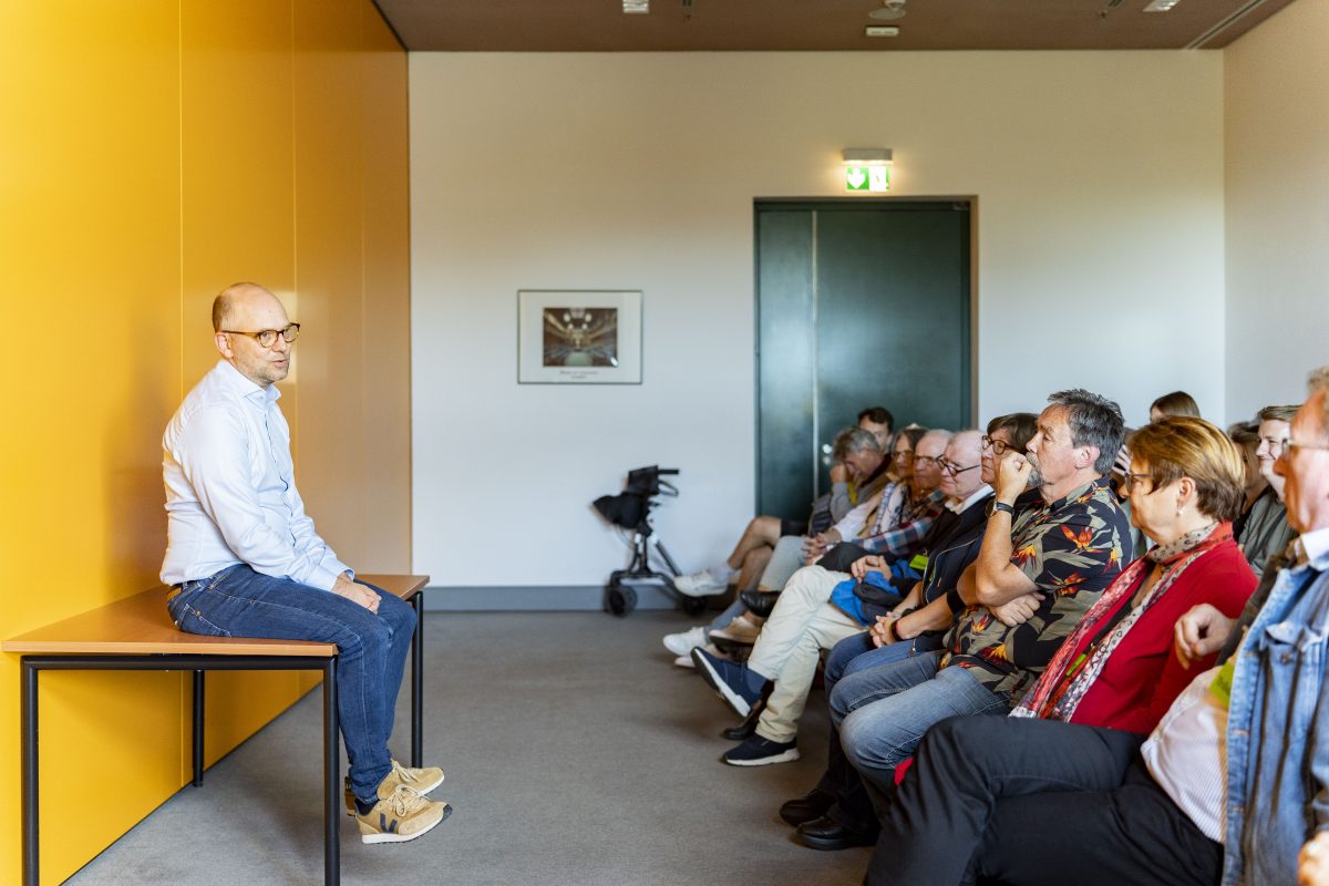 Till Steffen im Gespräch mit einer Besuchergruppe aus Eimsbüttel. Foto: Henning Angerer