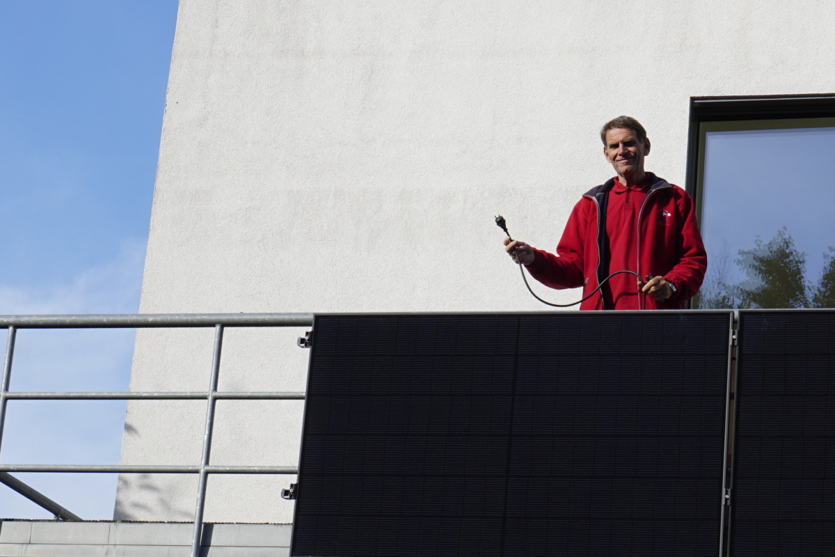 "SoliSolar"-Gründer Volker Henkel hat auch auf seinem Balkon ein Balkonkraftwerk installiert.