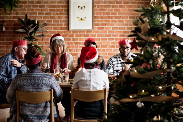 Damit an Weihnachten niemand allein ist, vermittelt das Studierendenwerk internationale Studierende an Hamburger Gastgeber. Foto: Rawpixel