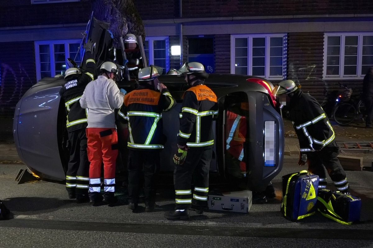 Der Fahrer und seine Beifahrerin blieben unverletzt. Foto: HamburgNews