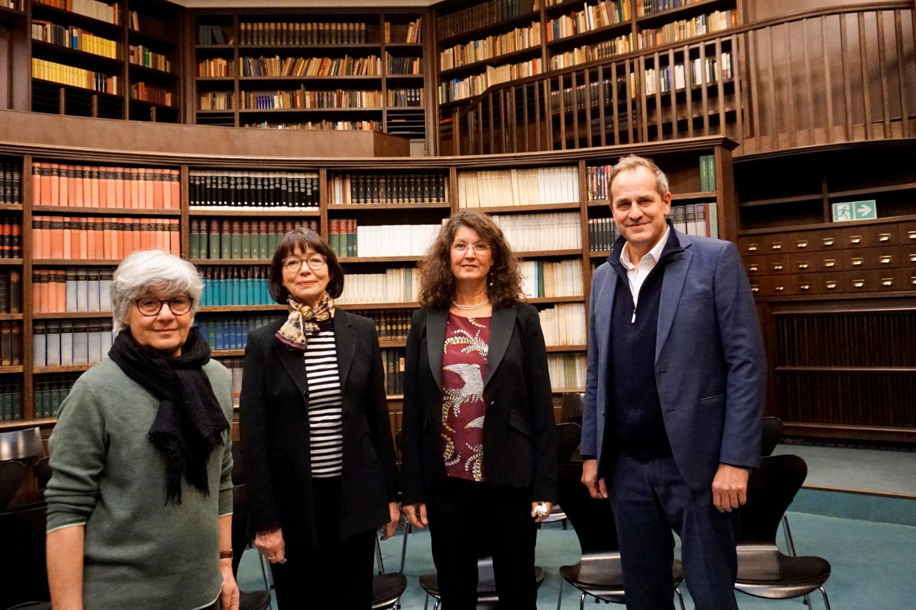 Gastgeberin Barbara Guggenheim, Brigitte van Kann, Literaturwissenschaftlerin Bettina Kaibach und Schauspieler Stephan Schad bei der Lesung im "Warburg-Haus". (v.l.n.r.) Foto: Julia Haas
