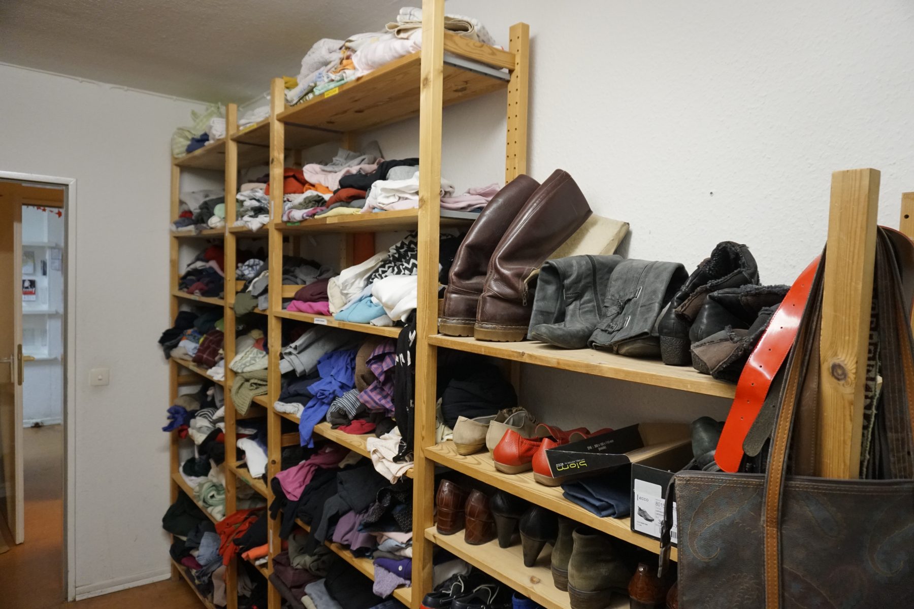 Im "Kemenate Tagestreff" gibt es für wohnungslose Frauen eine Kleiderkammer, aus der sie sich Schuhe, Pullis, Jacken und vieles mehr mitnehmen können. Foto: Julia Haas