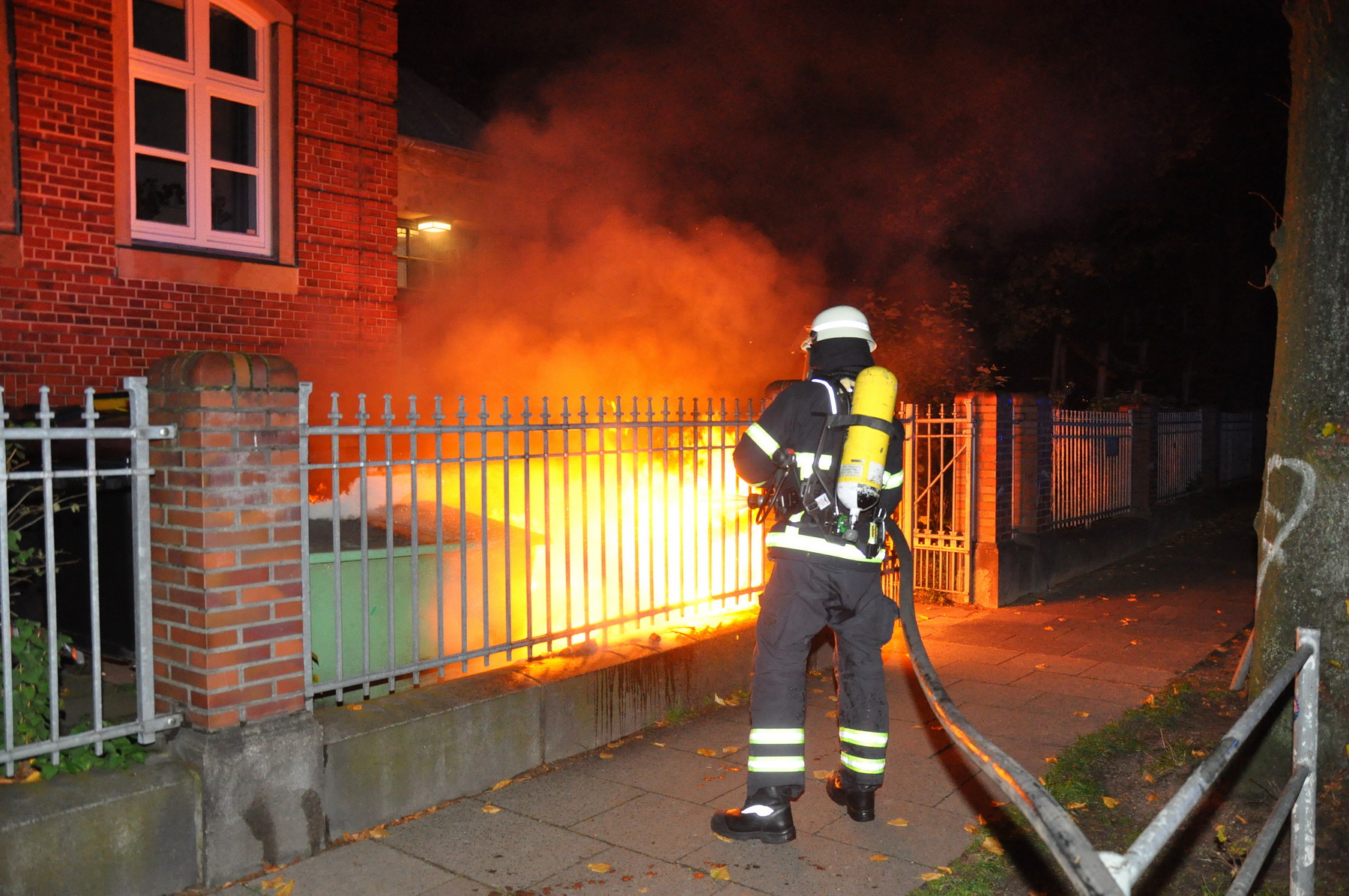 In der Nacht zum Sonntag brannten mehrere Müllcontainer auf dem Gelände der Schule Lutterothstraße. Die Feuerwehr konnte den Brand löschen und schließt Brandstiftung nicht aus.