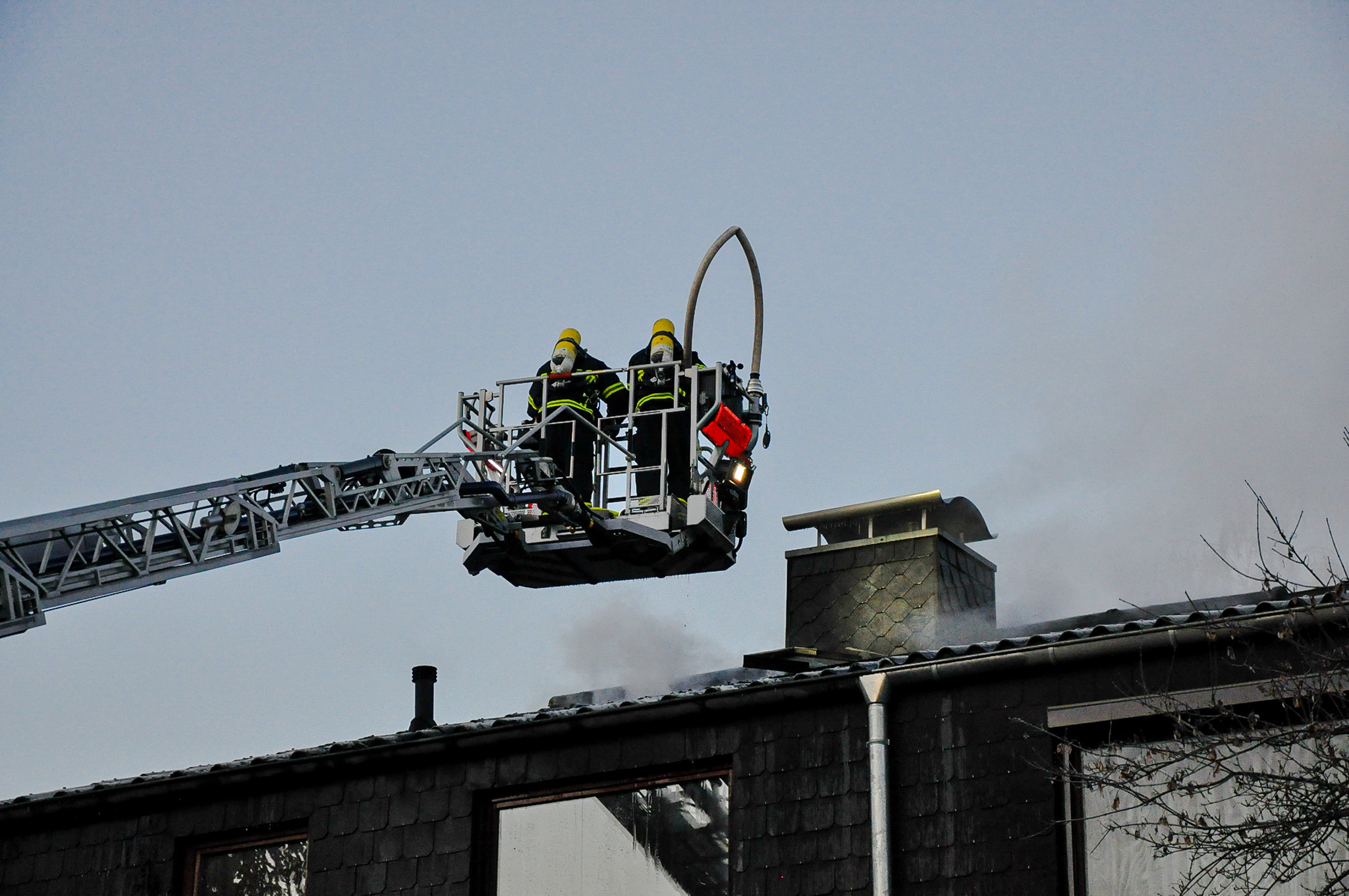 Am Mittwochmorgen wurde die Polizei um halb acht informiert, dass ein Dachstuhl in Niendorf brennt. Foto: HamburgNews