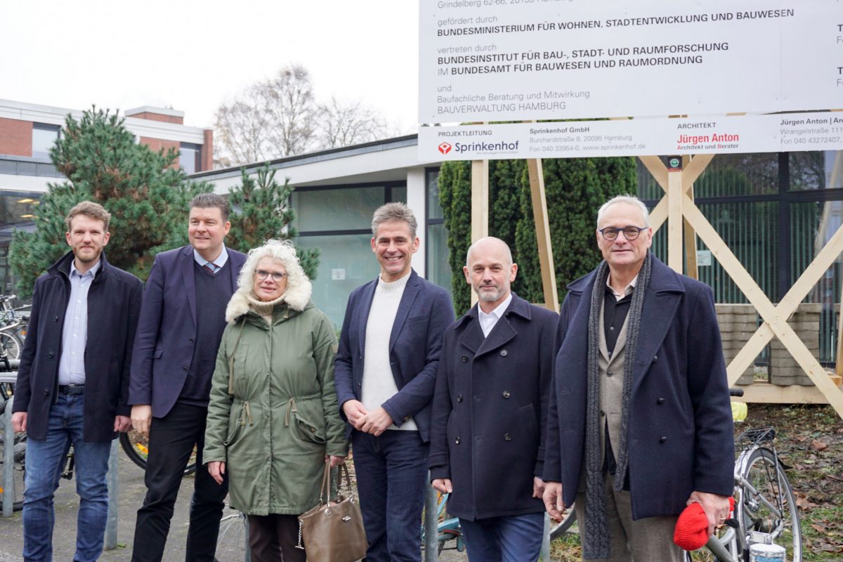 Am Freitag läuteten der Finanzsenator (zweiter von links), Bezirksamtsleiter Kay Gätgens (dritter von rechts) und Vertreter von Bezirks-, Landes- und Bundesebene die Sanierung ein. Foto: Julia Haas