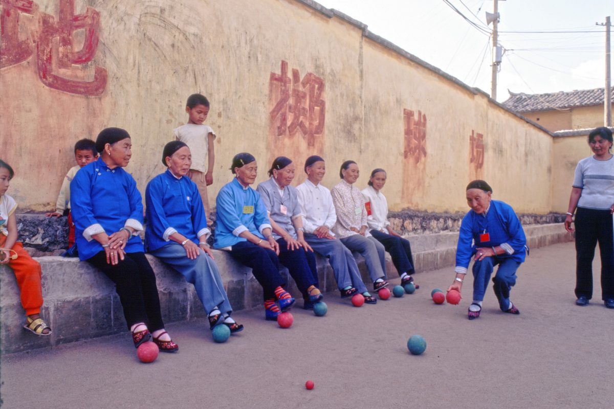 Bis ins hohe Alter praktizieren die Frauen in dem Dorf Liuyi Thai Chi, spielen Boule und treffen sich zum Billiardspielen. Foto: Beate Passow