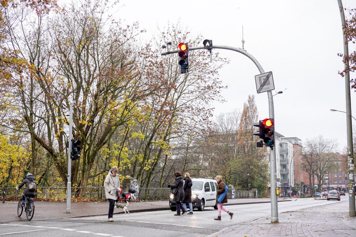 Wer als Fußgängerin oder Radfahrer an eine Ampel kommt, muss häufig warten – der Autoverkehr hat Vorrang. Nun kommt die erste Kreuzung in Hamburg, die das umkehrt – und die liegt in Eimsbüttel.