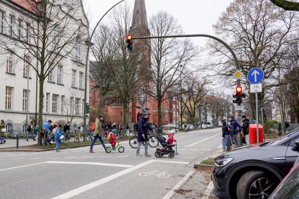 Das Bezirksamt Eimsbüttel macht eine Online-Befragung, um Schulwege sicherer zu gestalten. Foto: Kristin Gebhardt