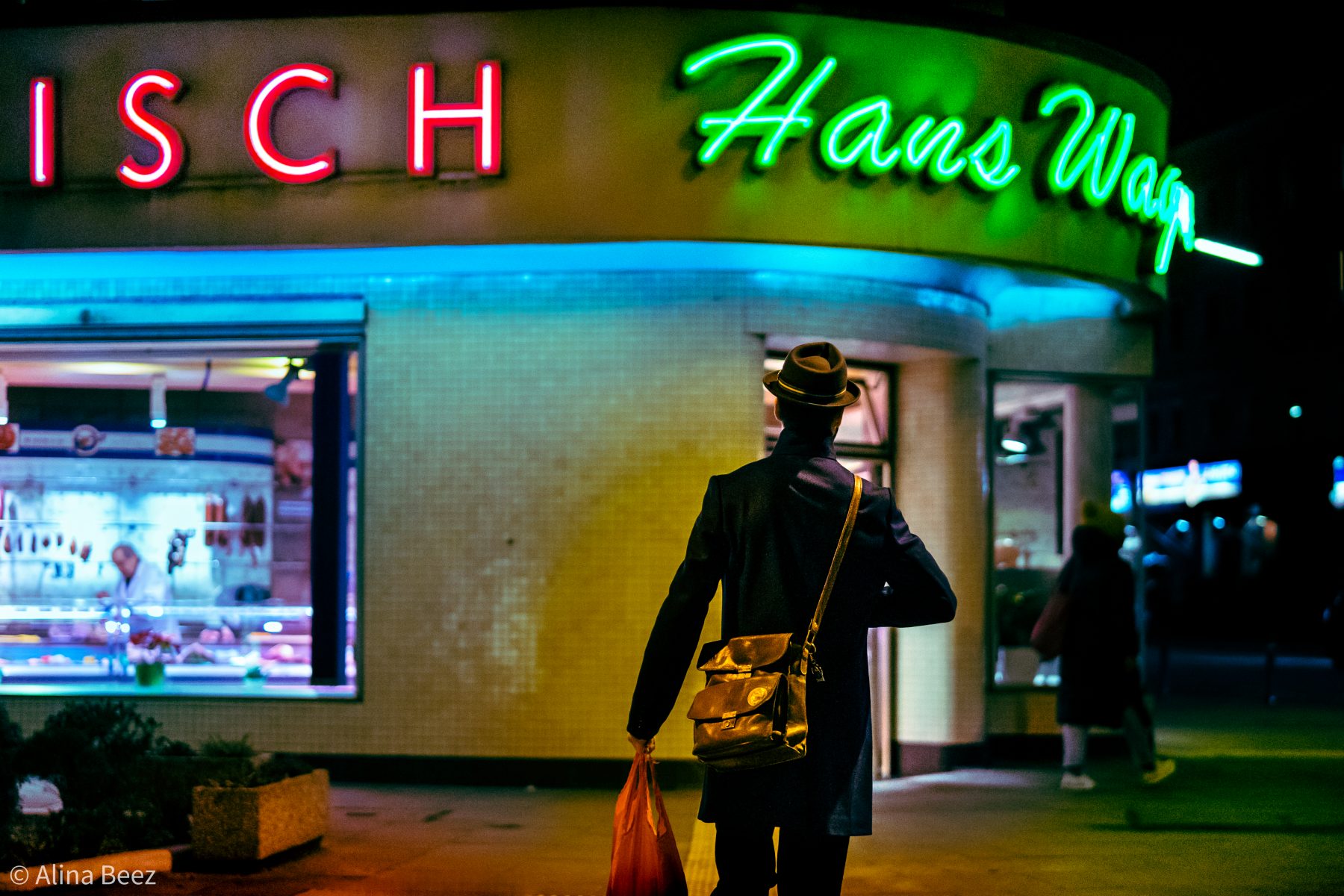 Was wirkt wie aus einem Hollywood-Film, ist eigentlich Eimsbüttel. Am 13. Januar eröffnen die Straßenfotografen Alina Behfar und Peter Kalnbach ihre Foto-Ausstellung in der Grindelallee.
