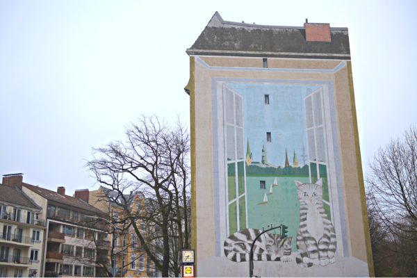 Es ist eines der größten Kunstwerke Eimsbüttels: das Fenster mit den Grindelkatzen. Doch wer hat das Bild gemalt? Foto: Tim Eckhardt