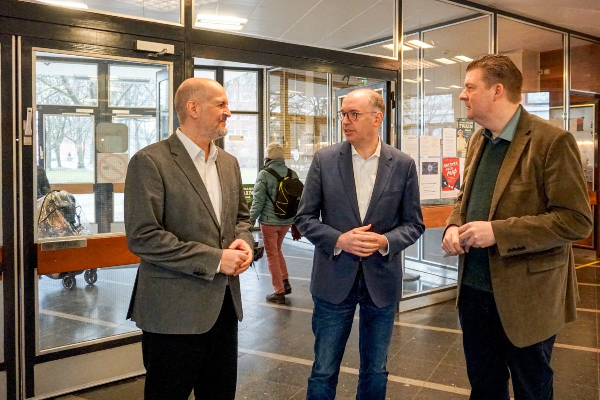 Die SPD-Politiker Milan Pein, Niels Annen und Andreas Dressel (v.l.) sichern die Sanierung des Hamburg-Hauses zu. Foto: Julia Haas