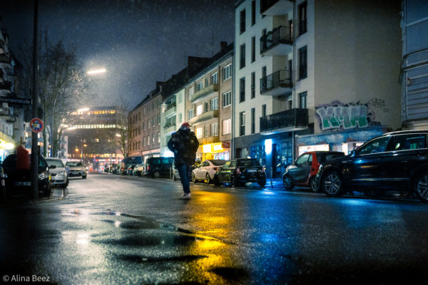 Im Stellinger Weg spiegeln sich die unterschiedlichen Lichtquellen auf der nassen Straße.