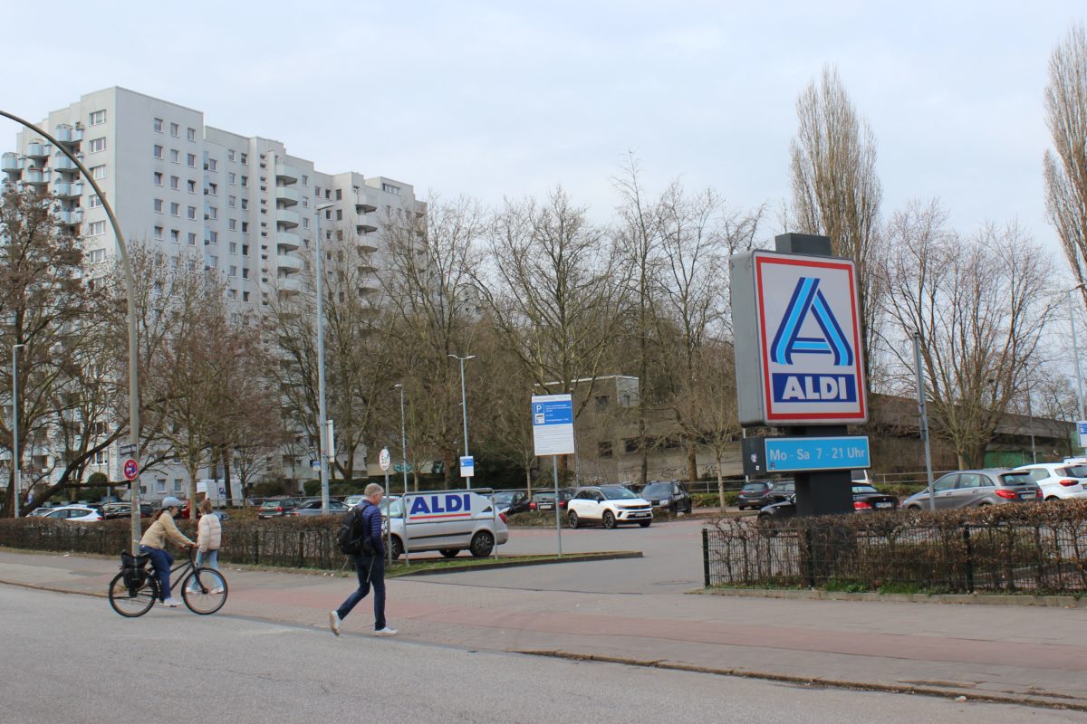 Auf der Fläche des Aldi-Markts am Eidelstedter Weg, Ecke Julius-Vosseler-Straße, könnten in einigen Jahren Wohnungen entstehen.