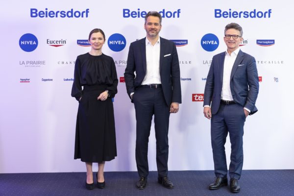 Beiersdorf Finanzvorständin Herman, Vorstandsvorsitzender Warnery und Tesa-Vorstand Goldberg bei der Pressekonferenz.