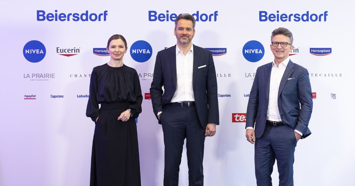 Beiersdorf Finanzvorständin Herman, Vorstandsvorsitzender Warnery und Tesa-Vorstand Goldberg bei der Pressekonferenz.