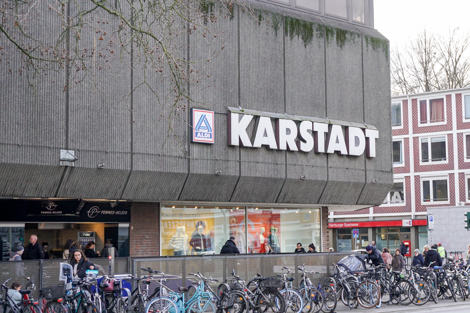 Anders als die Galeria-Filiale in der Osterstraße müssen die Kaufhäuser in Wandsbek und Harburg schließen. Foto: Franziska Ringel