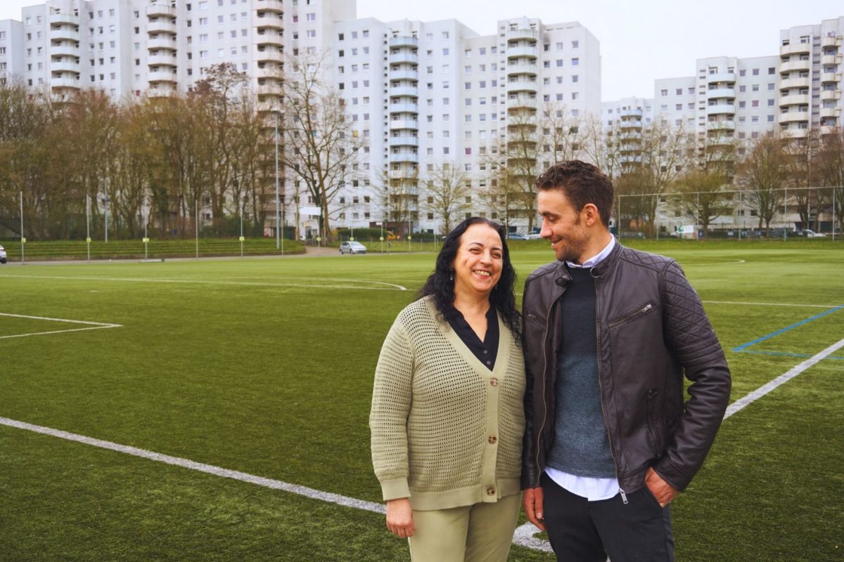 "Grünherz"-Betreiber Raquel Hock-Kutscher und Sayed auf dem Sportplatz von Grün-"Weiß Eimsbüttel.