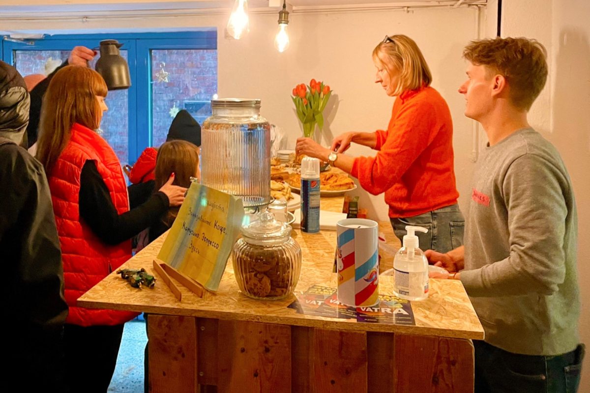 Schnacken und helfen bei Kaffee und Kuchen