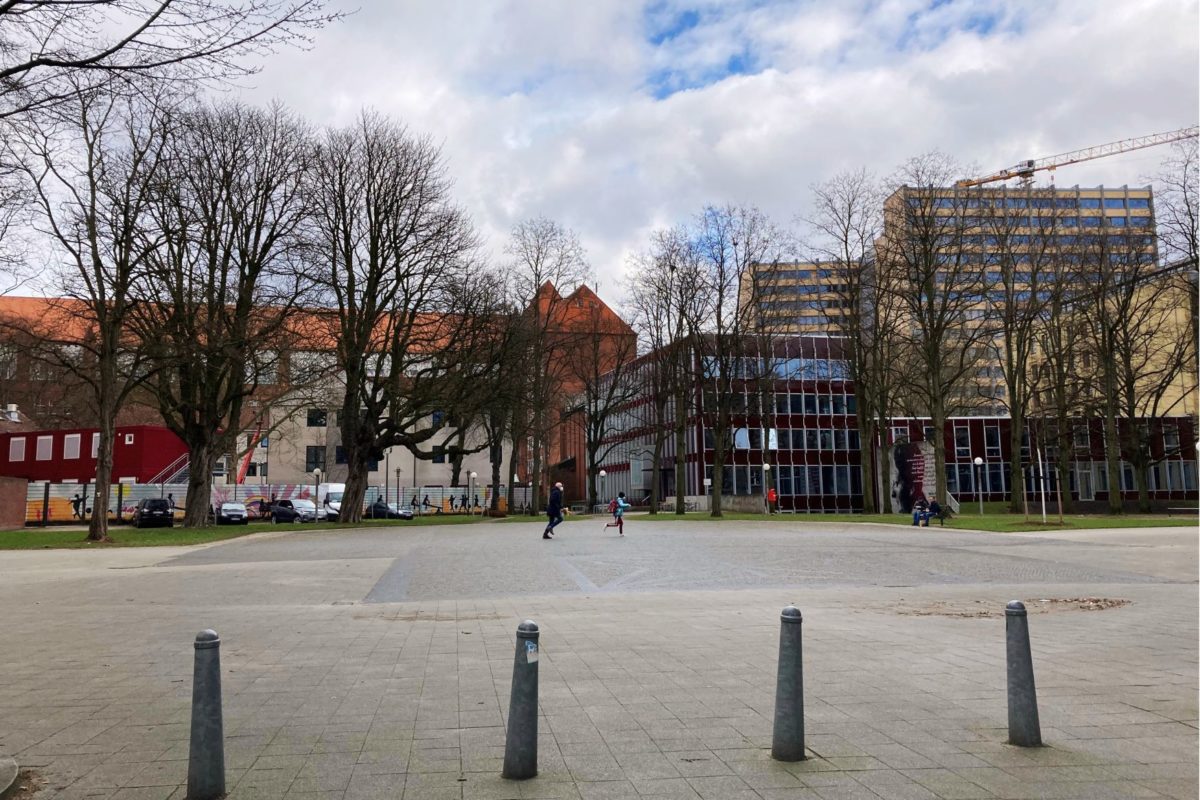 Ein Mosaik auf dem Joseph-Carlebach-Platz erinnnert an die Bornplatzsynagoge.