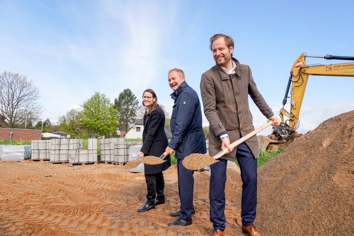 Karen Pein, Jens Kerstan und Anje Tjarks setzten am Mittwoch den Spatenstich für den A7-Deckelpark in Stellingen.