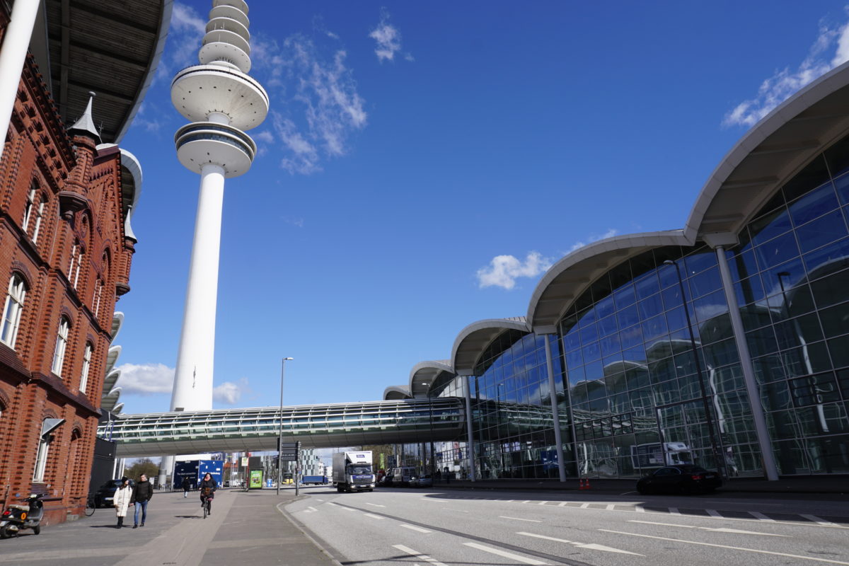 Die Karolinenstraße verläuft zwischen den Messehallen A und B.