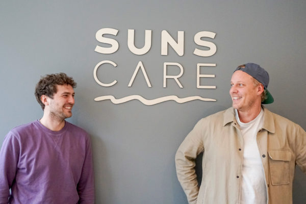 Stefan Michaelis (l.) und Johannes "Carlson" Glass (r.) vor dem "Suns care"- Logo.
