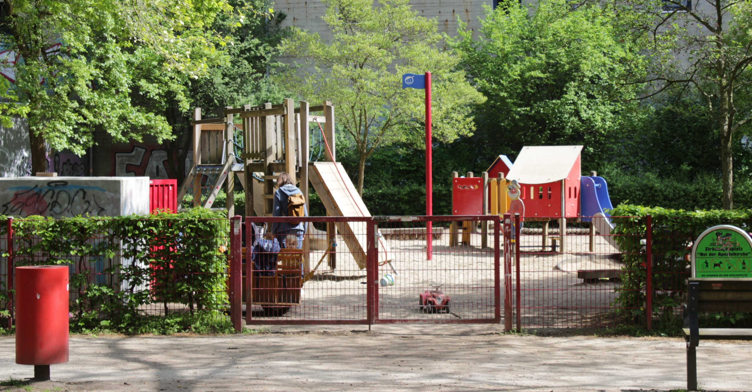 erst-zahlen-dann-rutschen-droht-eimsb-tteler-kitas-spielplatz-geb-hr