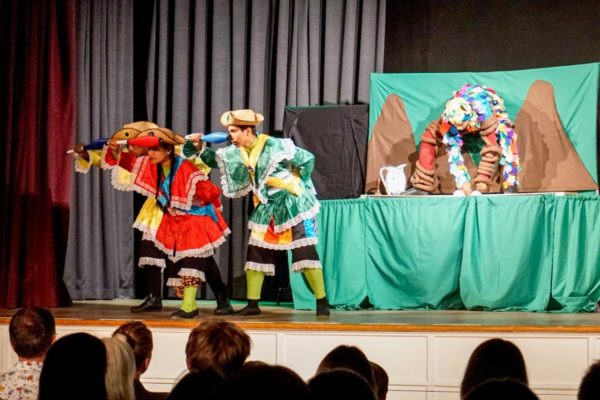 Am Donnerstagabend ist die peruanische Zirkustheatergruppe "Arena y Esteras" in der Ida-Ehre-Schule aufgetreten. Foto: Julia Haas