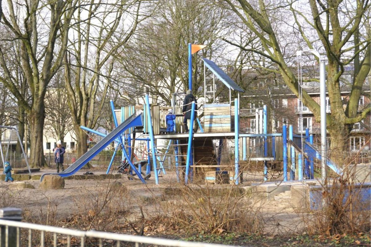 Eltern in Eimsbüttel sind besorgt: Ein Mann spricht Kinder an und berührt sie. Symbolfoto: Valentin Hillinger