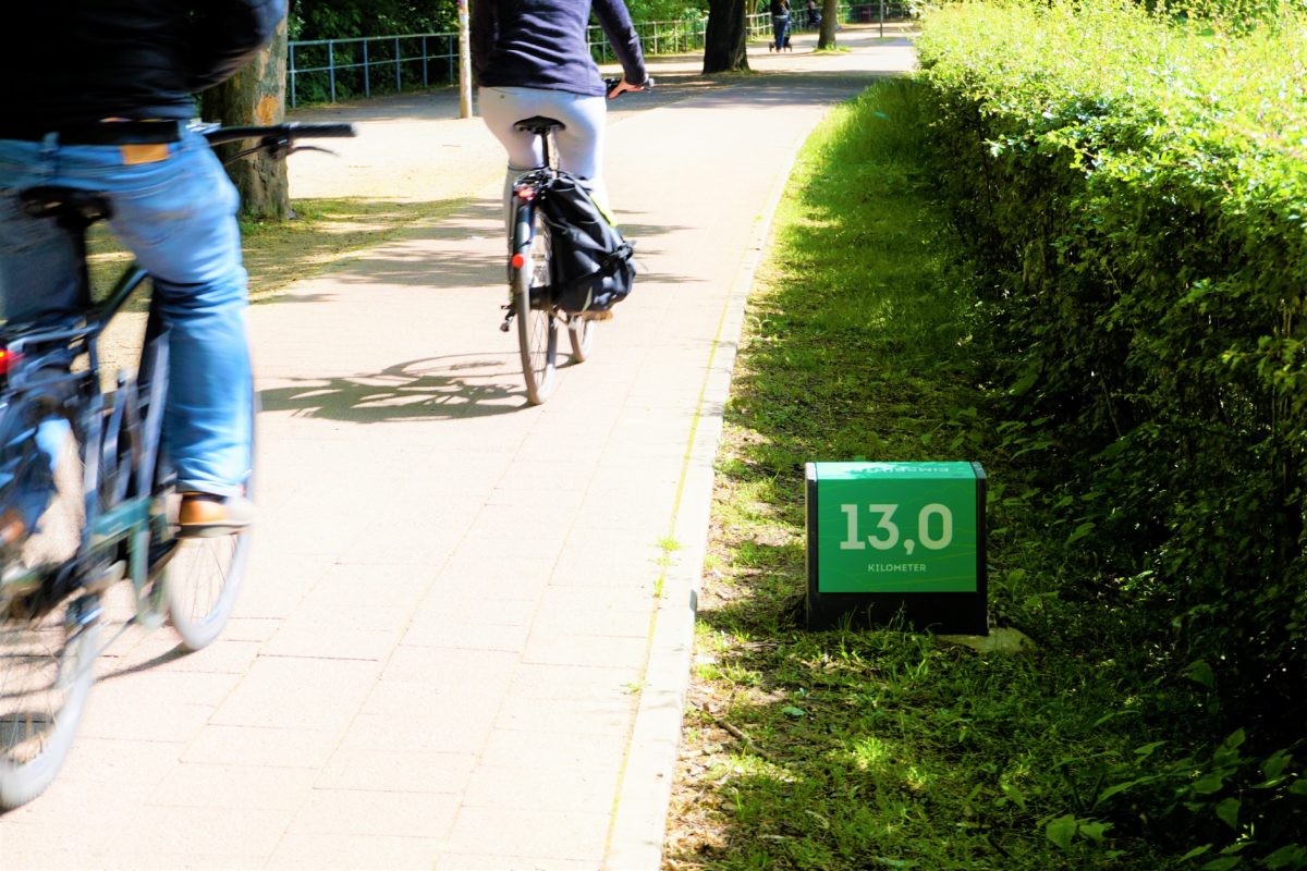 Die Meilensteine am Kaiser-Friedrichsufer weisen die Route aus.