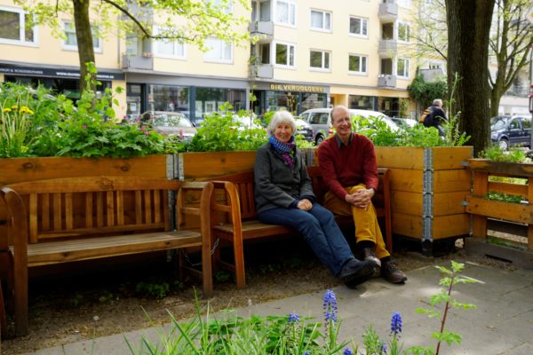Jutta Mörstedt und Stefan Köttgen sitzen jeden Tag in ihrem Parklet.