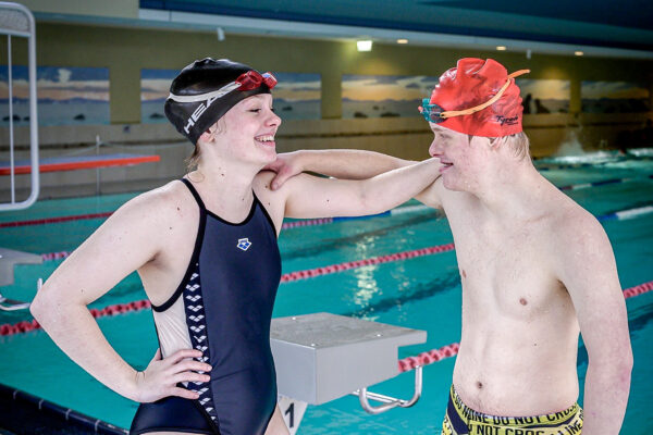Die ­Zwillinge Kaissa und Morten Ottenberg schwimmen gemeinsam in einer integrativen Schwimmstaffel. Foto: Rainer Wiemers