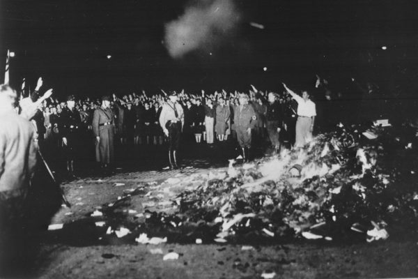 Die Bücherverbrennung auf dem Opernplatz in Berlin. Foto: Bundesarchiv Bild 102-14597