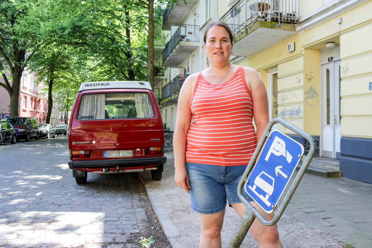 Sabine K. aus dem Luruper Weg ärgert sich über die Art und Weise, wie die Stadt gegen das Querparken vorgegangen ist.