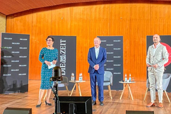 Olaf Scholz diskutierte bei der Langen Nacht der Zeit im Audimax der Uni Hamburg.