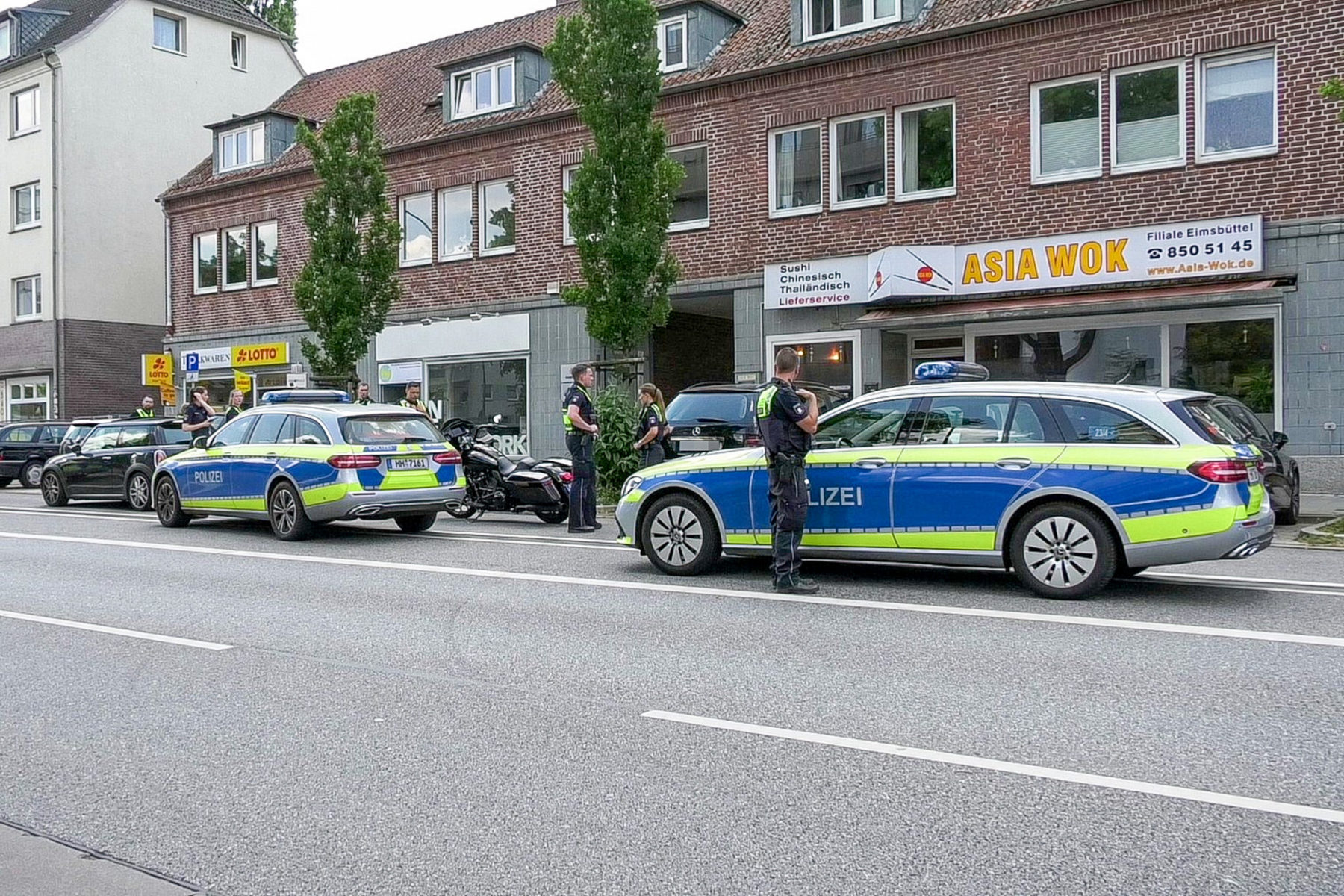 Die Polizisten trafen auf die mutmaßlichen Fahrer vor einem asiatischen Imbiss. Foto: HamburgNews