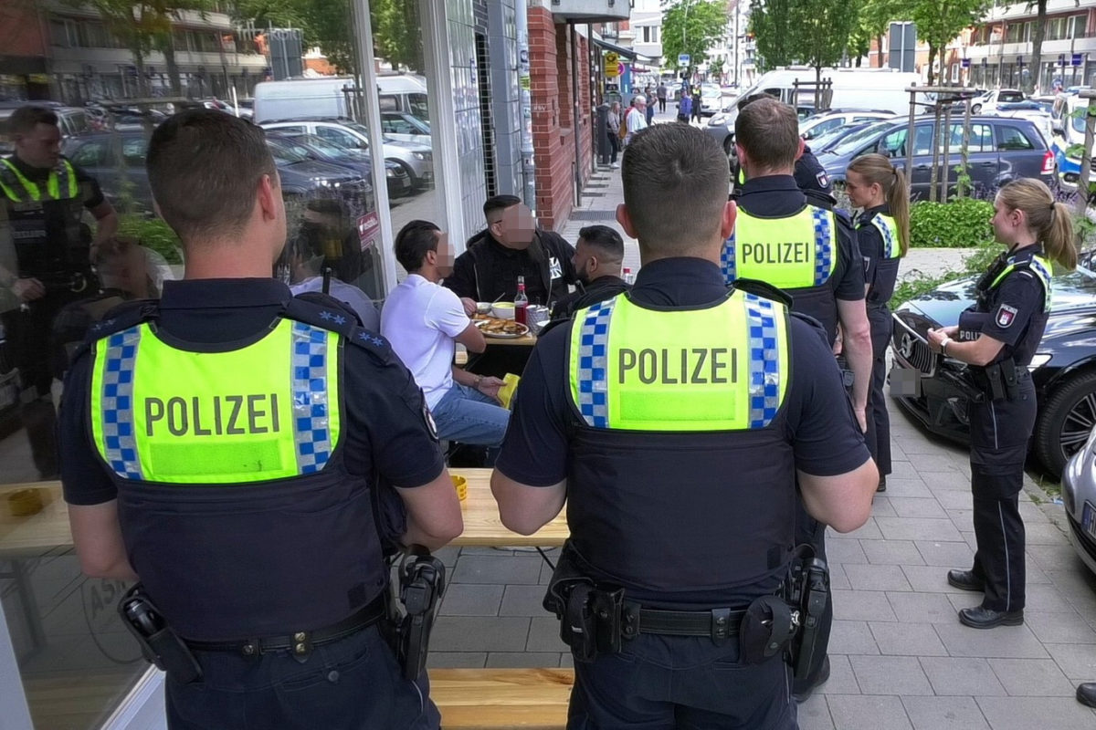 Die Polizisten trafen auf die mutmaßlichen Fahrer vor einem asiatischen Imbiss. Foto: HamburgNews