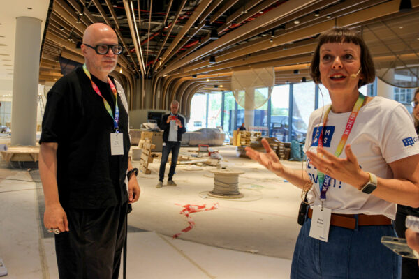 Projektleiterin Marie Boden und Interior Designer Peter Ippolito führten durch den neuen Beiersdorf Campus.