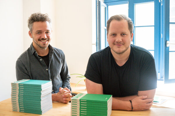 Niklas Marc Heinecke und Laslo Seyda von Wildyard haben ein Magazin für nachhaltige Ideen auf den Markt gebracht: das Green Magazin. Foto: Vanessa Leitschuh