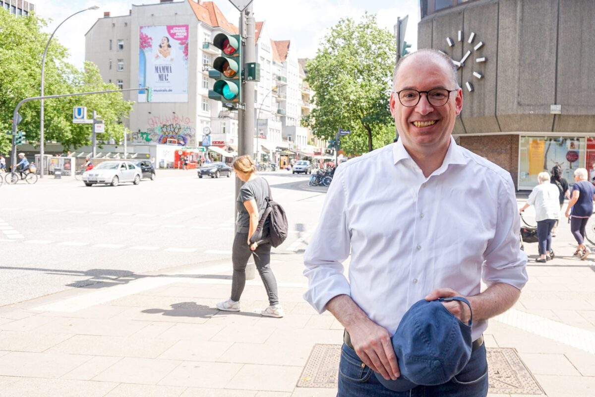 Auf seiner jährlichen Sommertour besucht SPD-Politiker Niels Annen die Osterstraße. Foto: Julia Haas