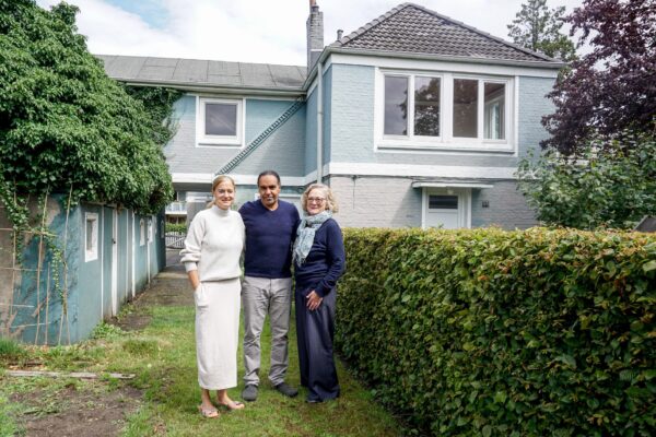 Nachbarin Helga Siegelberg (rechts) und die Bewohner des Hauses betonen den historischen Wert des Gebäudes. Foto: Julia Haas