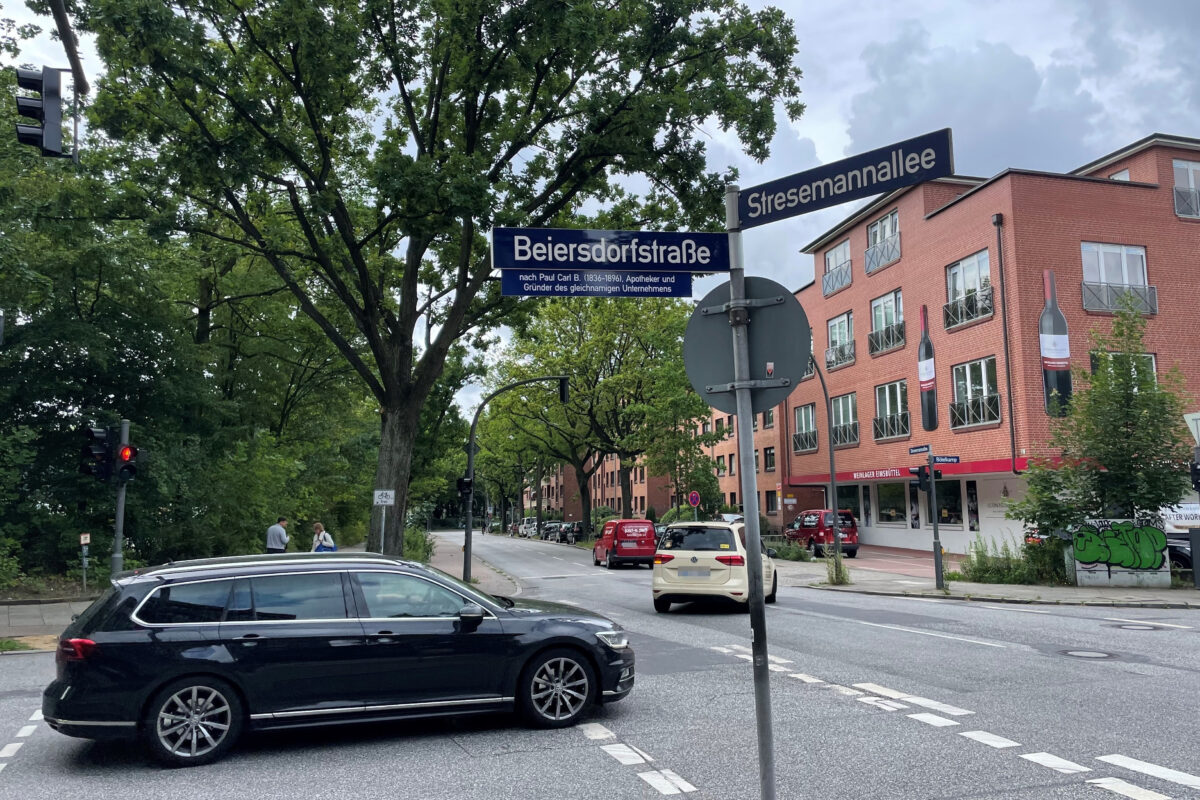 Der Straßenabschnitt zwischen Stresemannallee und Wiesingerweg heißt jetzt Beiersdorfstraße. Foto: Julia Haas