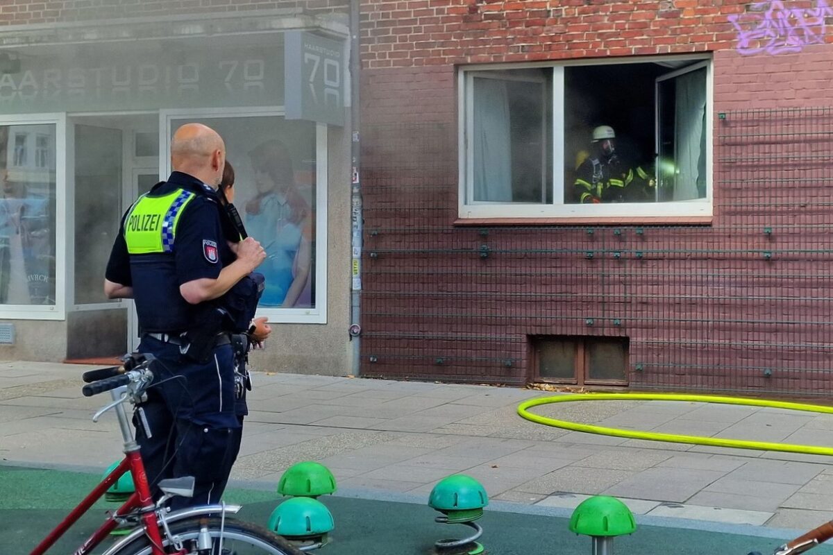 Bis zu 18 Feuerwehrmänner und -frauen waren am Sonntag im Einsatz. Foto: HamburgNews