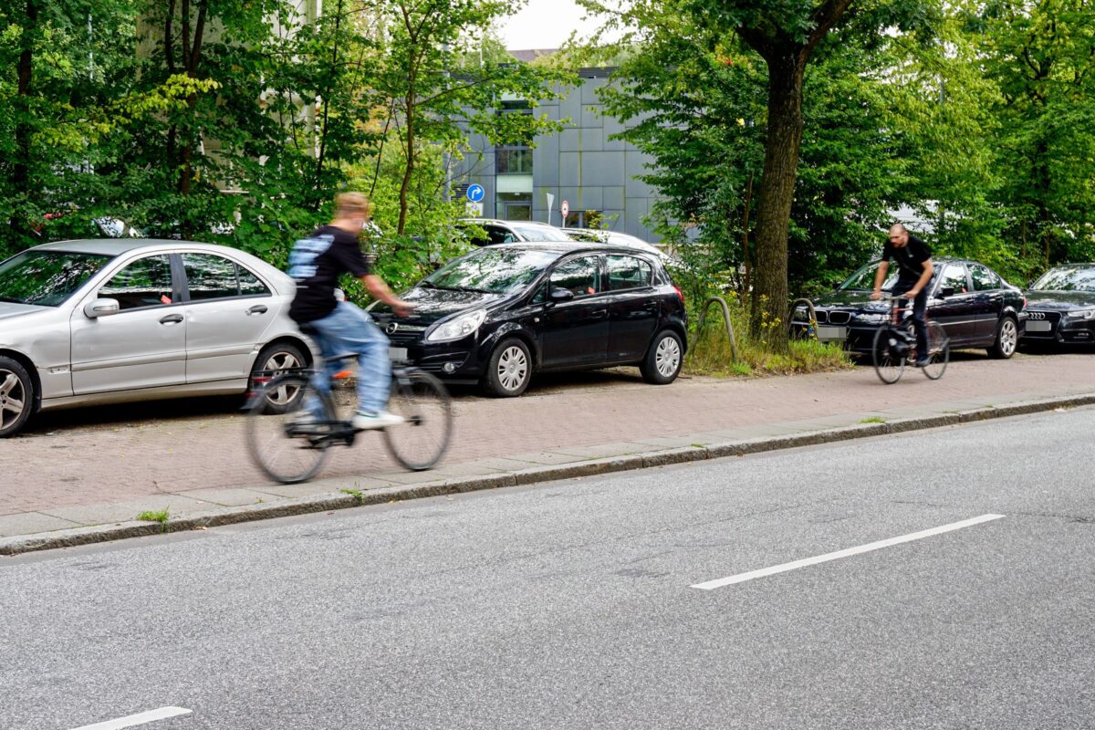 In der Stresemannallee ist der Fahrradweg für beide Richtungen offen.