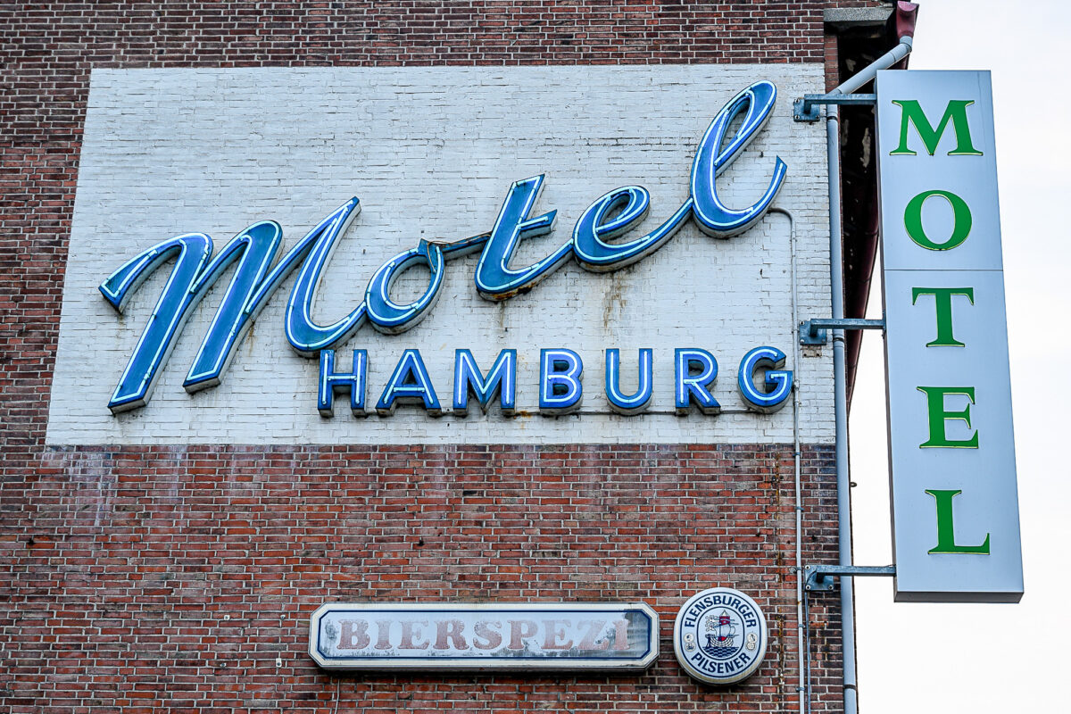 Ein Schild in der Hoheluftchaussee weist auf das Motel hin. Foto: Rainer Wiemers