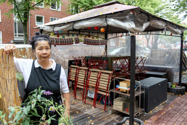 Bis morgen soll Kinkeo Xayapheth die Terrasse vor ihrem Restaurant „Kim's Kitchen“ abbauen. Sonst macht es das Bezirksamt.