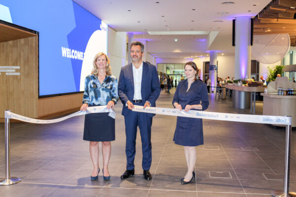Arbeitsdirektorin Nicola Lafrentz (l.), Vorstandsvorsitzender Vincent Warnery und Wirtschaftsenatorin Melanie Leonhard eröffnen den Beiersdorf Campus.