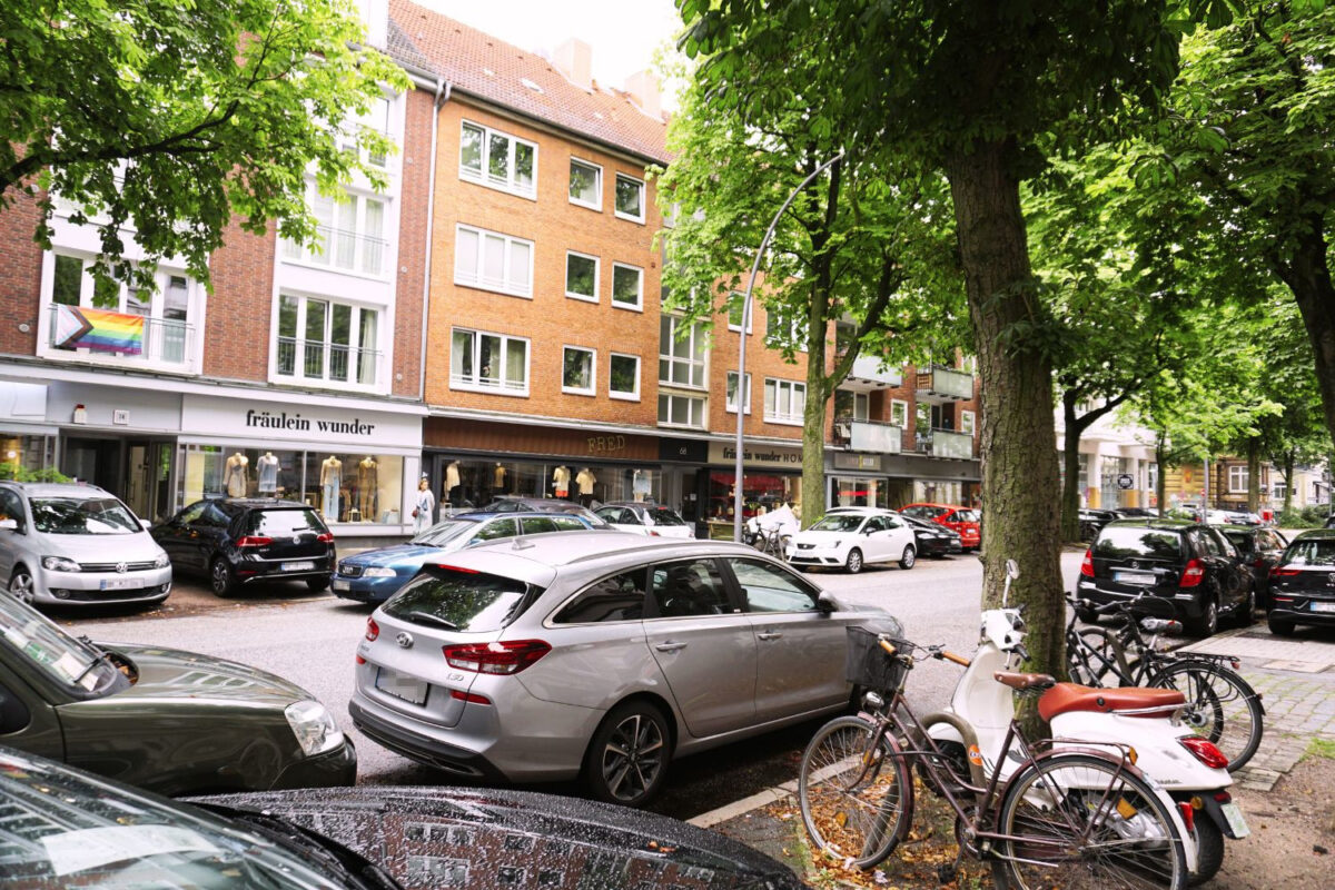 Die Parkplatzsuche im Eppendorfer Weg ist trotz Anwohnerparken schwierig. Foto: Valentin Hillinger